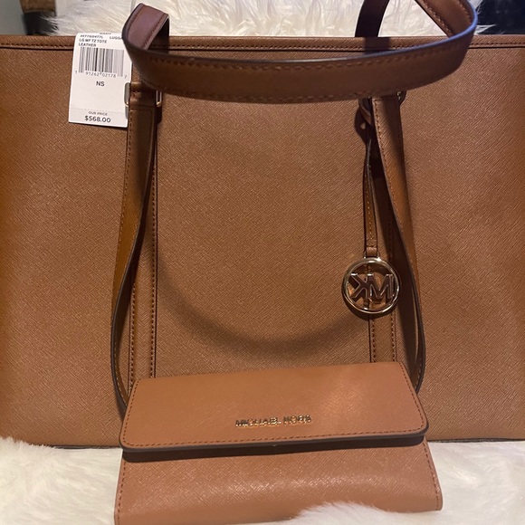 Michael Kors Saffiano Leather Handbag & wallet - Picture 2 of 10